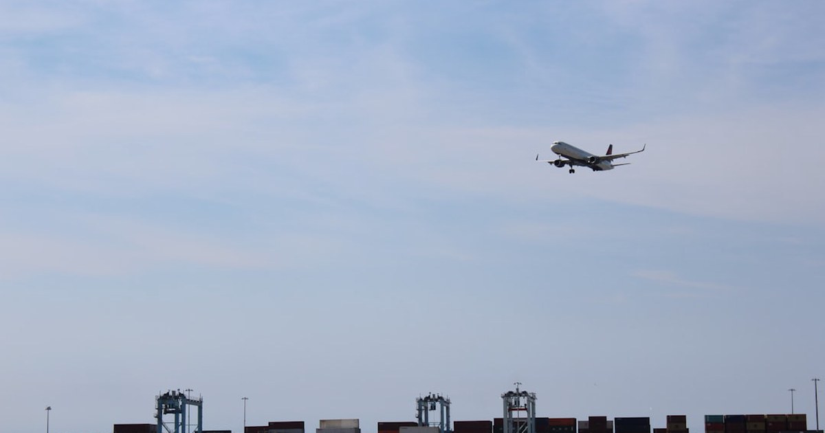 Air Freight vs. Sea Freight: Kapan Pilih Pengiriman Cepat atau Hemat dari China?